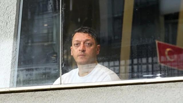 1. Lig'de Mesut Özil Sürprizi! Tribünlerde Gösterildi