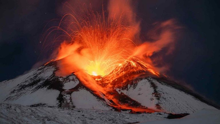 Etna patlıyor, Katanya havaalanı uçuşlara kapatıldı
