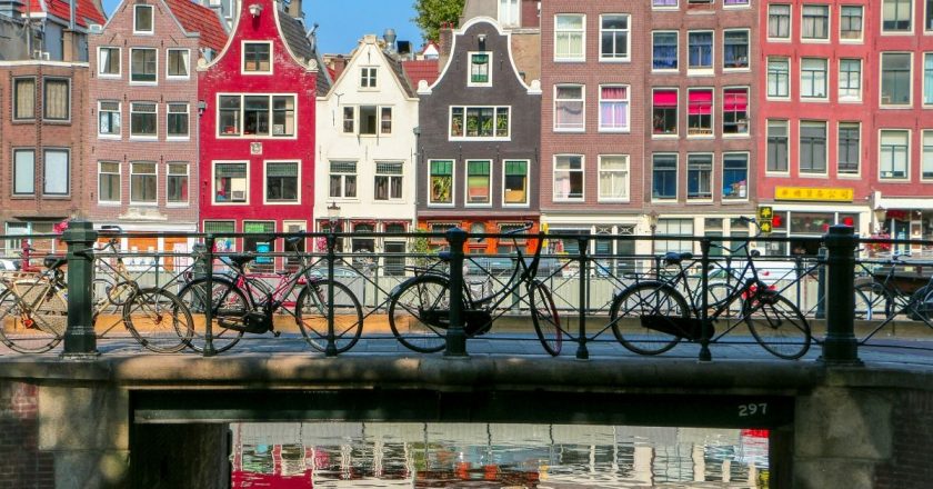 Amsterdam, aşırı turizmle mücadele etmek için yolculuk sayısını yılda 100 gemiyle sınırlandırıyor