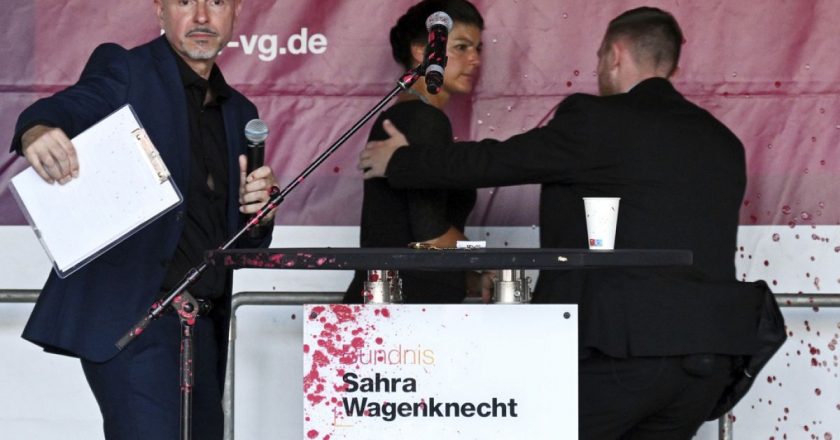 Video. Gösteri sırasında Alman siyasetçi Sahra Wagenknecht’e boyalı saldırı