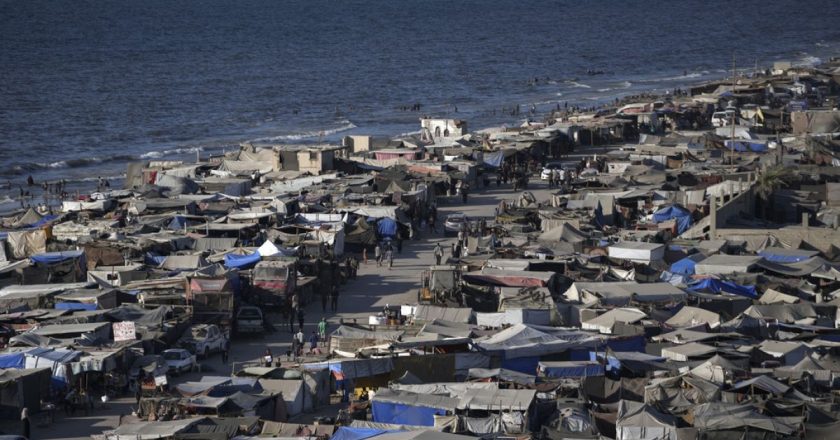 İsrail’in Gazze’nin merkezindeki bir sokağa düzenlediği hava saldırısında en az yedi kişi öldü