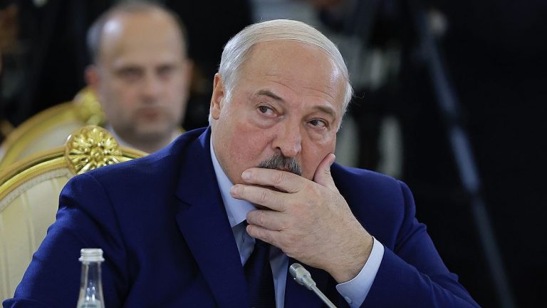 Lukashenko’nun “Ermenilere kimin ihtiyacı var” sözü üzerine Belarus’un Erivan Büyükelçiliği’nde protesto