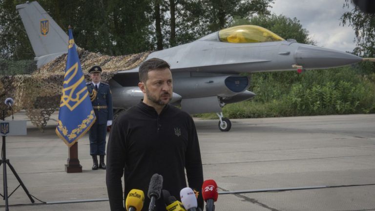 Zelenskiy, Ukrayna’nın ABD yapımı F-16 savaş uçaklarının ilk partisini teslim aldığını duyurdu