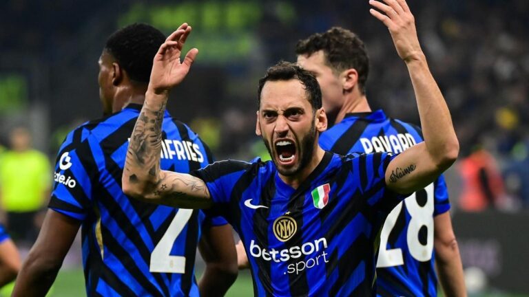 Hakan Çalhanoğlu Guardian'ın en iyi futbolcular listesine girdi!