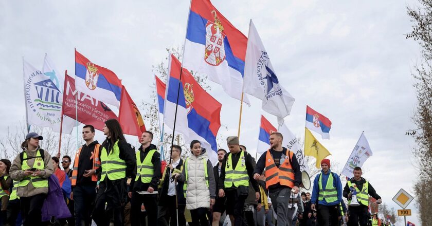 Sırbistan’daki binlerce gösterici harika etkinlik için Belgrad’a katılıyor