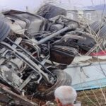 Minibüste kaza! TIR paniği devirdi: 1 kişi yaralandı