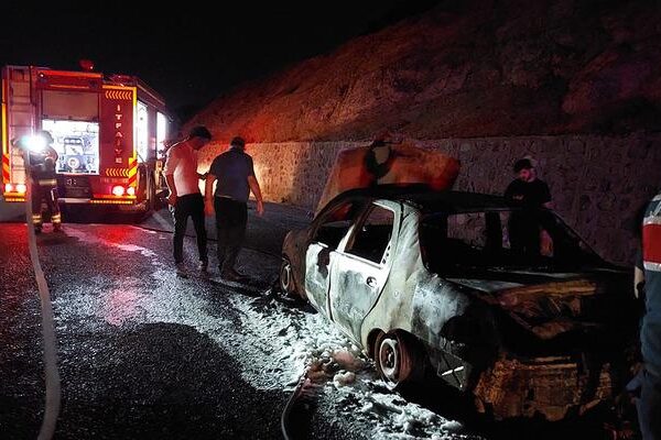 İtfaiyeciler Kazdağlar’a aracın ateşine müdahale etti