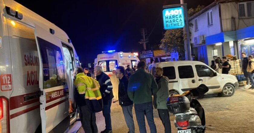 Motosiklet yolun karşısına geçmeye çalışan adama çarptı: 3 kişi yaralandı