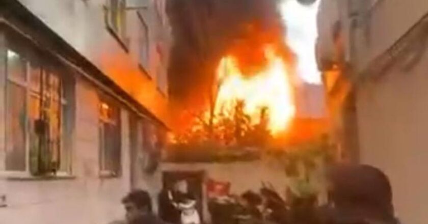 İstanbul’daki Otoparkta Yangın: Alevler İki Katlı Bina ile Buluştu